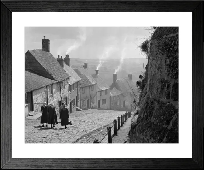 Framed Print : Gold Hill Print, a photograph of women walking down a steep cobbled road in Shaftesbury Framed Print : Gold Hill Print, a photograph of women walking down a steep cobbled road in Shaftesbury