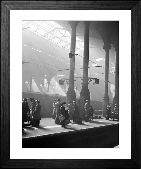 Framed Print : Liverpool Street Station Print, Interior View Framed Print : Liverpool Street Station Print, Interior View