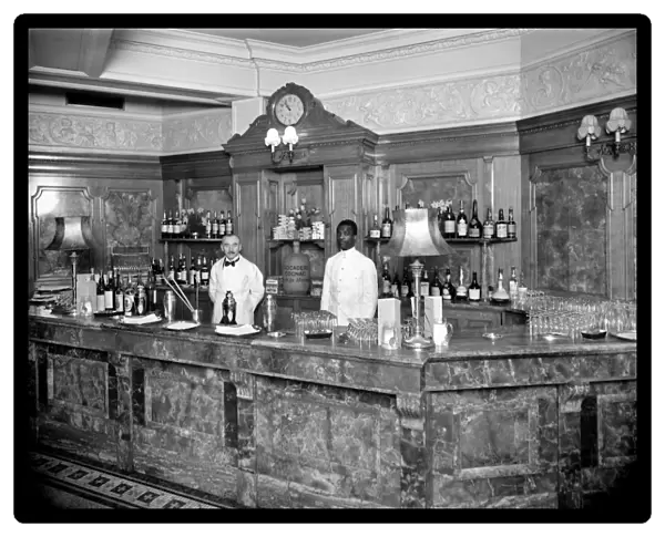 Bartenders at the Trocadero Restaurant DD76_00013