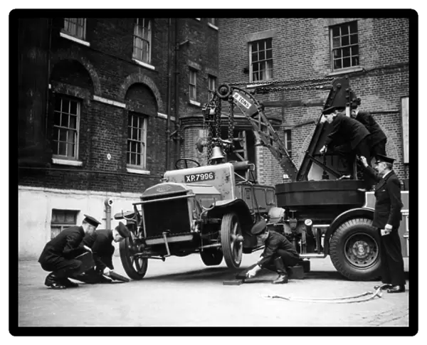 Dennis breakdown lorry, demonstrating wrong method
