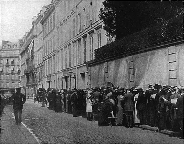 Enquirers at the British Consulate, Paris at outbreak of WW1