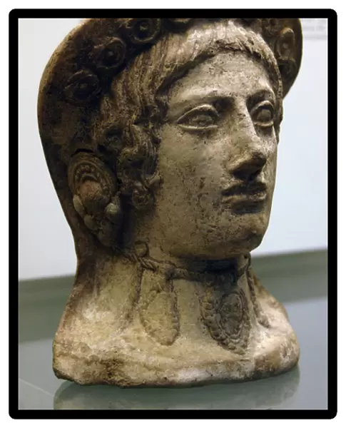 Etruscan votive head of a woman. Terracotta. 325-300 BC