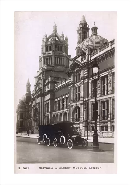 Taxis outside Victoria & Albert Museum, Kensington, London