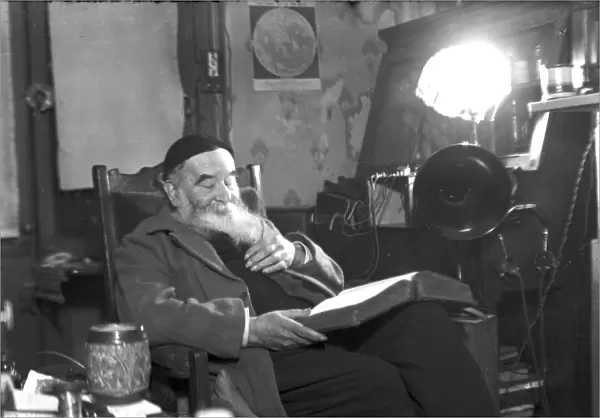 Old man reading, Paris