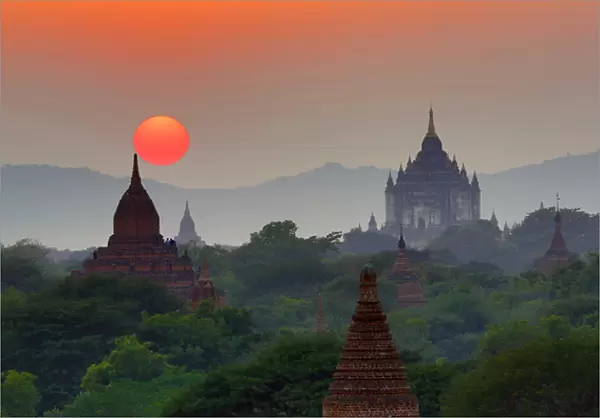 Thatbyinnyu Pagoda at sunset, Plain of Bagan, Myanmar