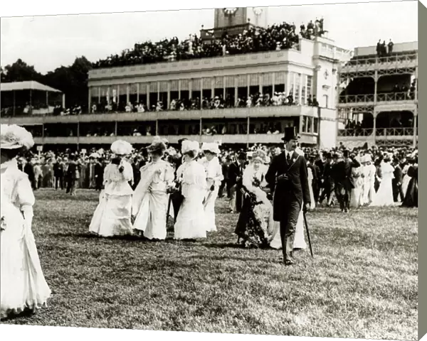 People at the Ascot races in 1907
