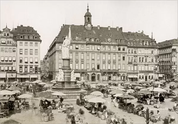 Altmarkt Dresden with market in progress