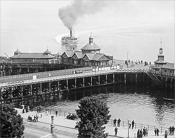 Paddle steamer arriving at Dunoon Pier