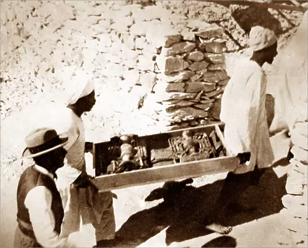 Removing items from the tomb of Tutankhamun in