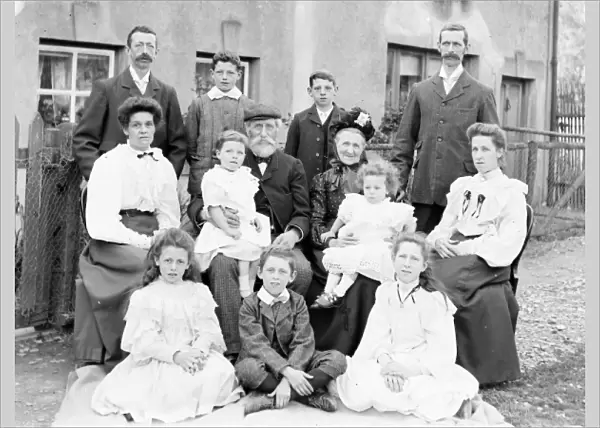 Family group of thirteen, Mid Wales