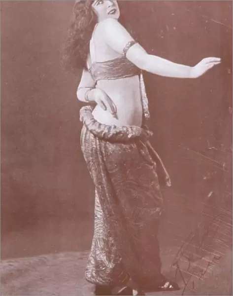 Mlle Zulaika from the Palace Theatre, Paris