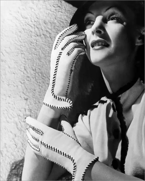 Female Type  /  Gloves 1930S