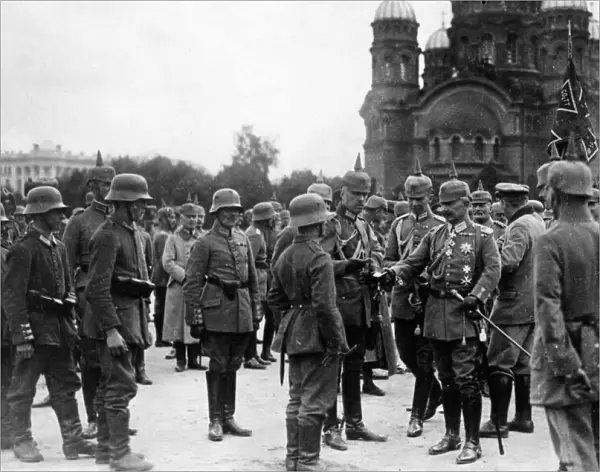 Kaiser Wilhelm II presenting medals, Warsaw, WW1