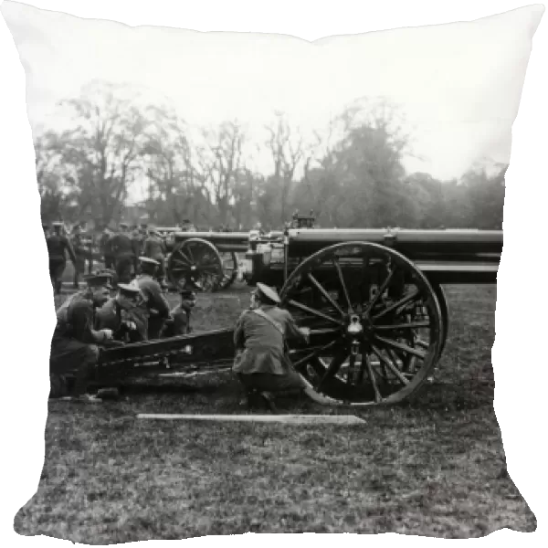 Soldiers with field gun, WW1