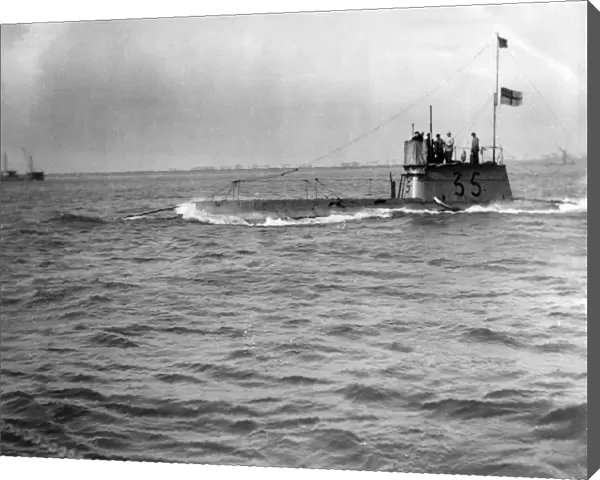 British submarine HMS C35 at sea, WW1