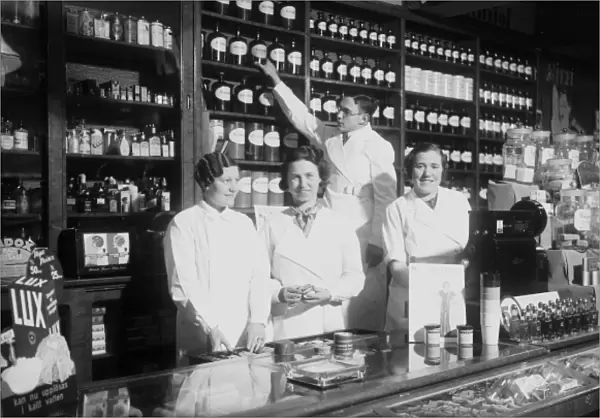 Chemist and makeup shop, Malmo 1936 Date: 1936