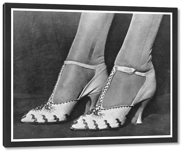 Elizabeth Bowes-Lyons wedding shoes