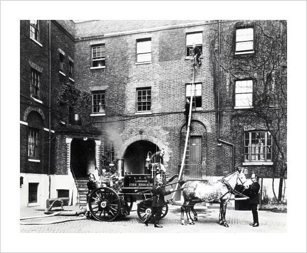 LCC-LFB horse drawn steamer at drill, Southwark HQ