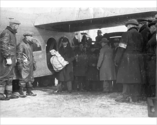 Henry Ford loads the first sack of air mail for Cleveland