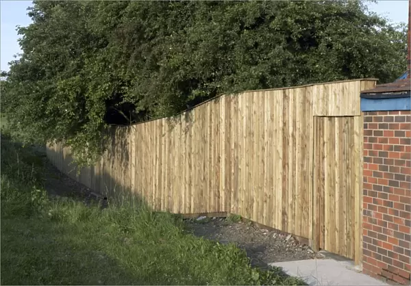Noise-reducing fence