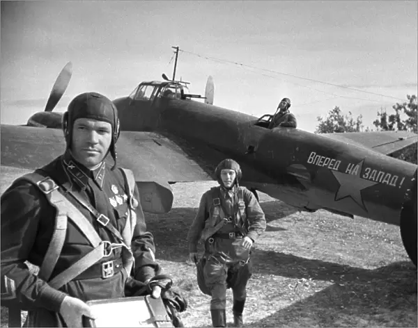 Soviet Pe-2 bomber and crew, 1942