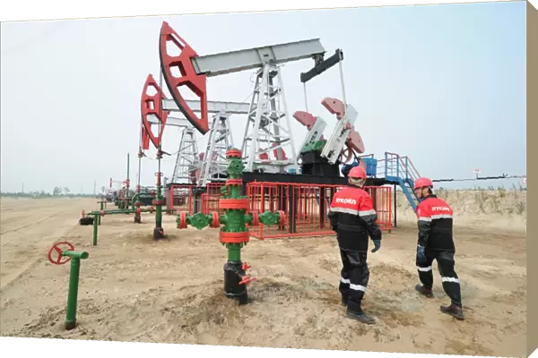 Jack pumps in an oil field C016  /  2759
