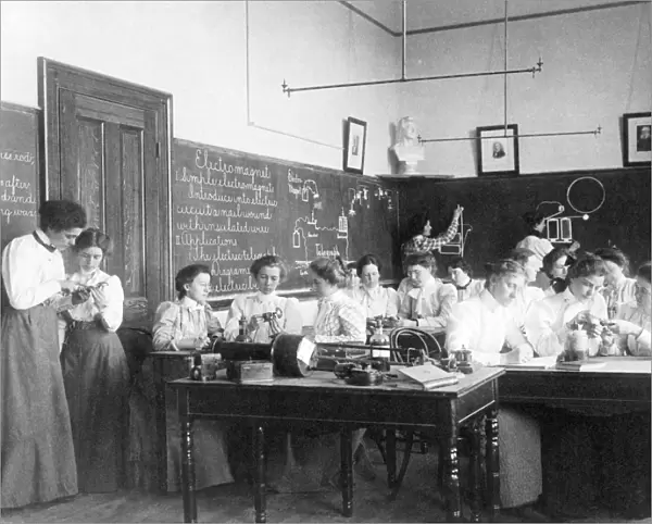 Teaching electromagnetism, circa 1899 C014  /  0454
