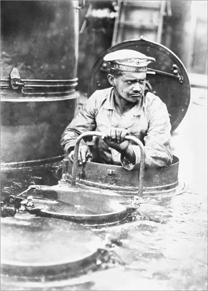 German torpedo boat sailor, World War I C016  /  8827
