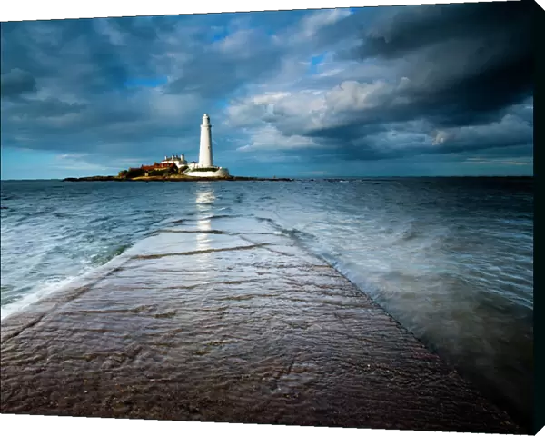 England, Tyne and Wear, Whitley Bay. Incoming tide engulfs the causeway linking St Marys Island & lifehouse to