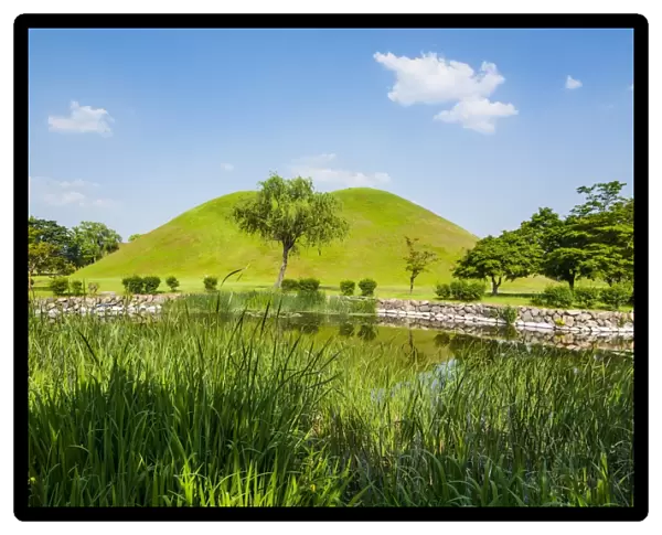 Tumuli park with its tombs from the Shilla monarchs, Gyeongju, UNESCO World Heritage Site, South Korea, Asia