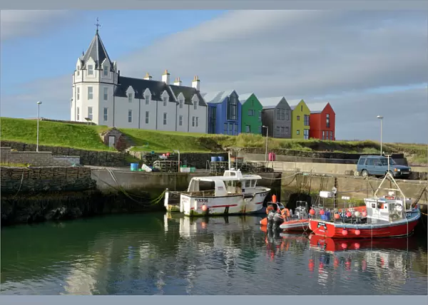 Fishing boats in the harbour and the former John O Groats Hotel, now luxury self catering apartments, John O Groats, Caithness, Highland Region, Scotland, United Kingdom, Europe