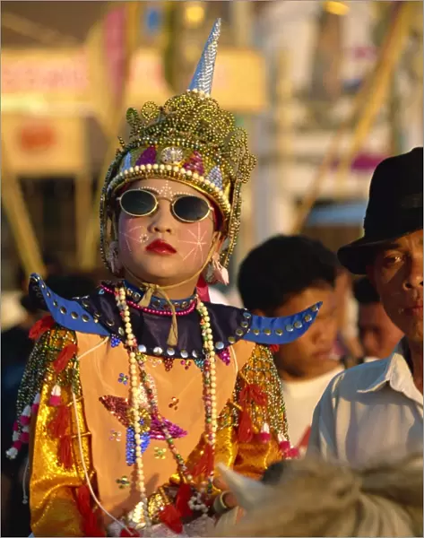 Young child in costume for the Shan folkloric parade