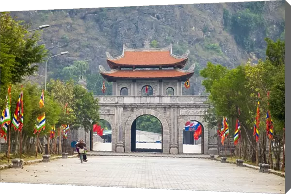 Gateway at Hoa Lu, ancient capital of Vietnam, Ninh Binh Province, Vietnam, Indochina