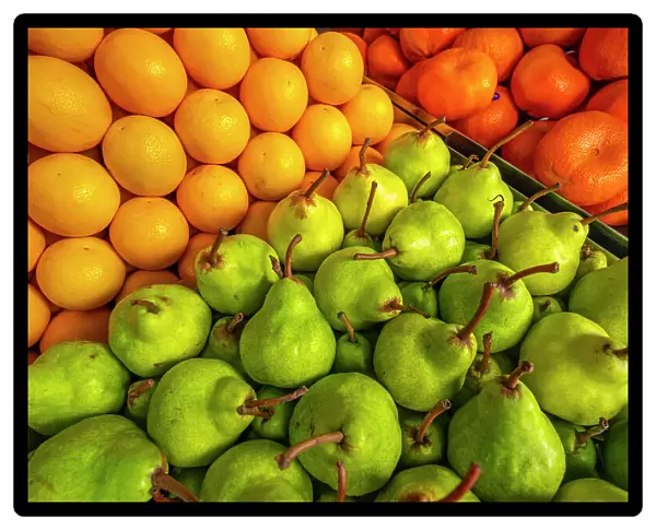View of produce including pears and oranges on market stall in Central Market in Port Louis, Port Louis, Mauritius, Indian Ocean, Africa