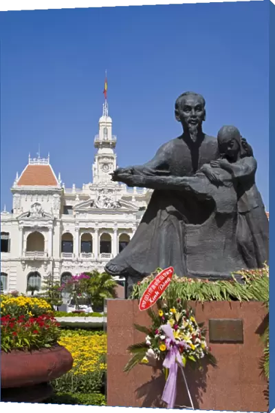 HCMCs Peoples Committee Building (Hotel de Ville) and Ho Chi Minh statue
