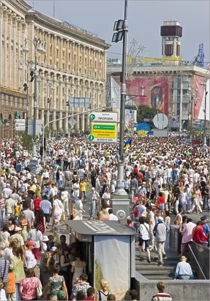 Annual Independence Day, people walking along the main Khreshchatyk Street