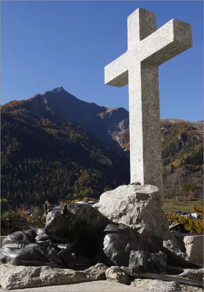 Cross and statue of mountain guide dog, Courmayeur, Val d Aoste, Italy, Europe
