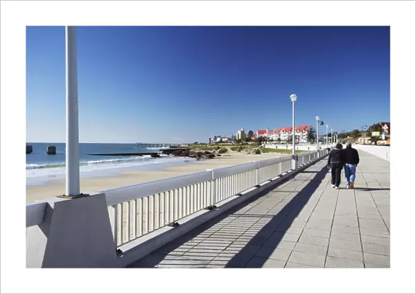 Couple walking along Humewood beachfront, Port Elizabeth, Eastern Cape