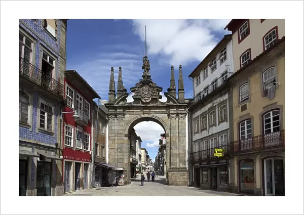 The Arco da Porta Nova, Baroque style city gate, and Rua Diogo de Sousa