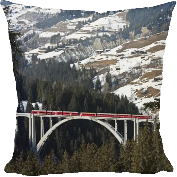 Narrow gauge railway, Langwieser Viaduct, Arosa mountain resort, Graubunden, Swiss Alps, Switzerland, Europe