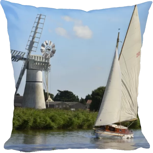 Sailing boat in front of Thurne Dyke Drainage Mill, windmill, Thurne, Norfolk, England, United Kingdom, Europe