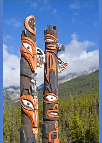 Traditional Canadian native Totem poles at Sunwapta Falls Resort, Jasper National Park, UNESCO World Heritage Site, Alberta, Canadian Rockies, Canada, North America