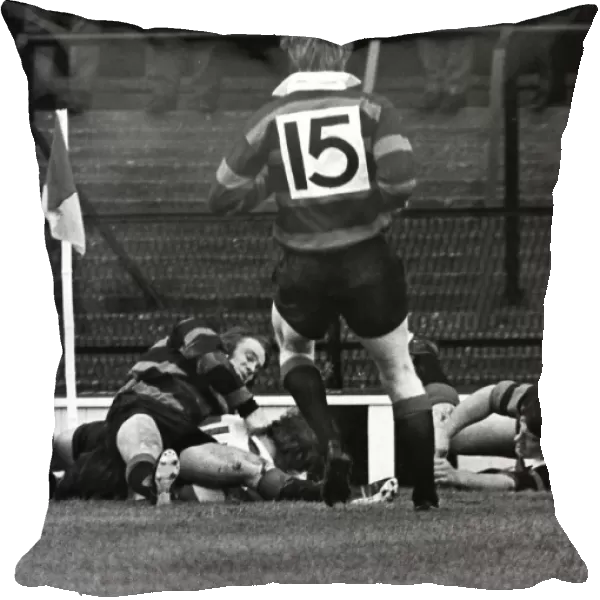 John Dix scores for Gloucester in the 1972 RFU Club Knock-Out Final