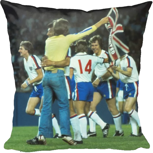 An England fan hugs Dave Clement during the 1976 USA Bicentennial Cup at Yankee Stadium