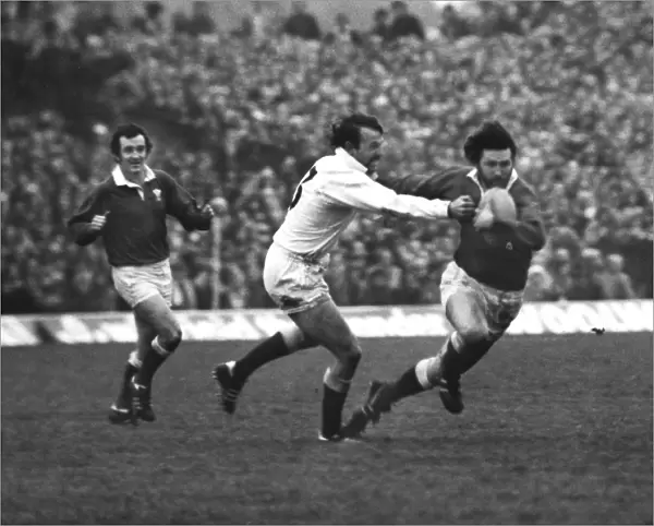 Wales Ray Gravell and Englands Andy Maxwell - 1976 Five Nations