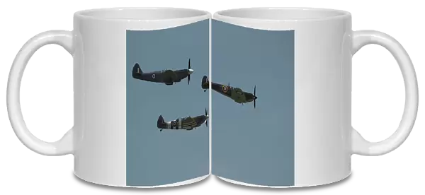 im-585. 3 marks of spitfire at Waddington airshow
