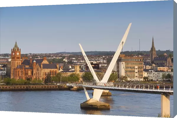 UK, Northern Ireland, County Londonderry, Derry, The Peace Bridge over the River Foyle