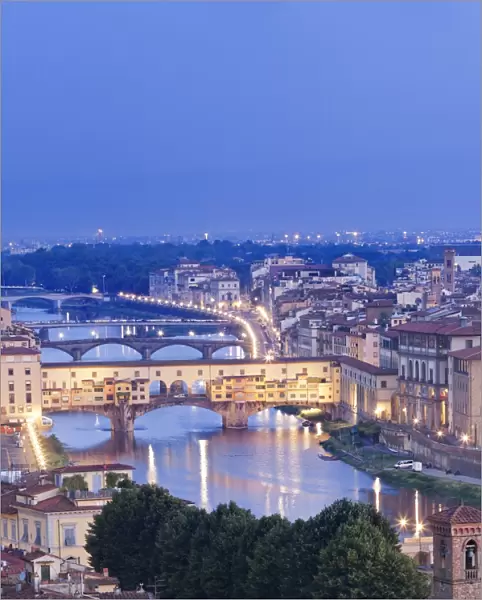 Italy, Italia. Tuscany, Toscana. Firenze district. Florence, Firenze. Ponte Vecchio and Arno River