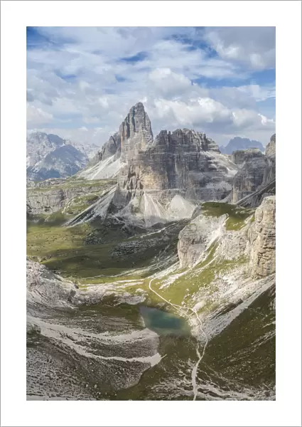 Europe, Italy, Veneto, Belluno. The alpine lake of Cengia with Croda Passaporto, Tre