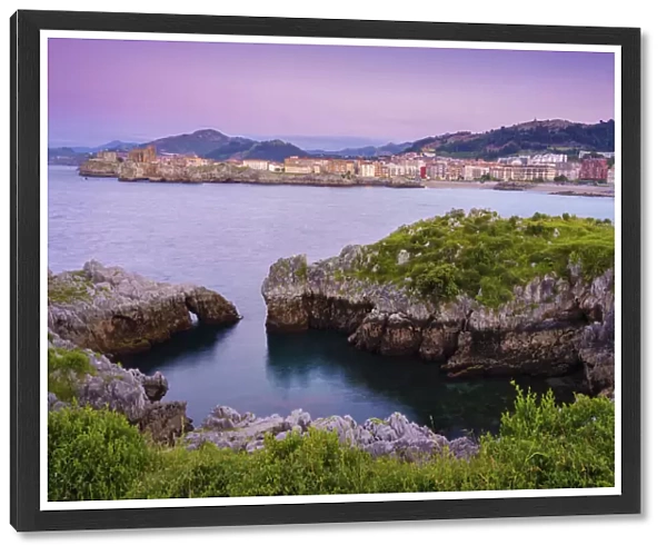Spain, Cantabria, Castro-Urdiales, view of town and horseshoe cove at dusk
